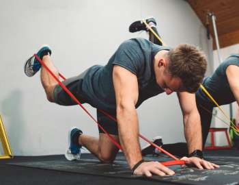 donkey kick dengan resistance band