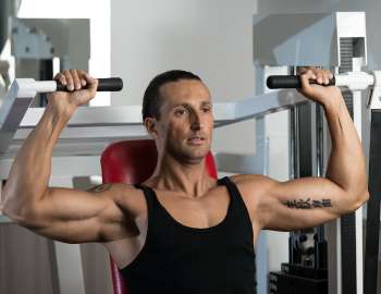 latihan angkat beban shoulder press melatih otot bahu