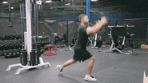 gerakan lunges dengan lompatan dapat meningkatakan kekuatan otot paha dan gluteus