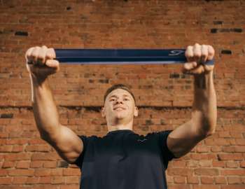 latihan chest press dengan resistance band melatiih otot dada