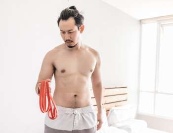 latihan resistance band triceps kickback efektif melatih otot trisep lengan atas