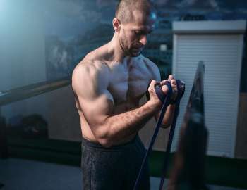 latihan bicep curl dengan resistance band melatih otot bisep