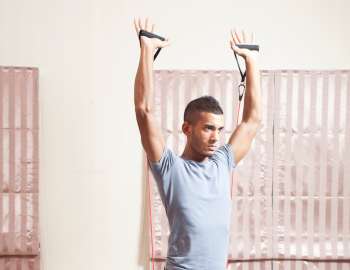 latihan shoulder press dengan resistance band melatih otot bahu secara keseluruhan