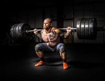 latihan deadlift menggunakan barbel dapat menguatkan otot punggung bawah