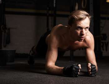 latihan plank di gym dapat membangun kekuatan otot inti