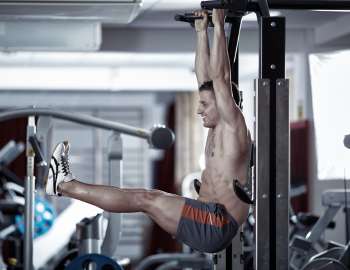 latihan hanging leg raise di gym melatih kekuatan otot inti