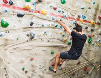 salah satu program full body workout adalah indoor rock climbing