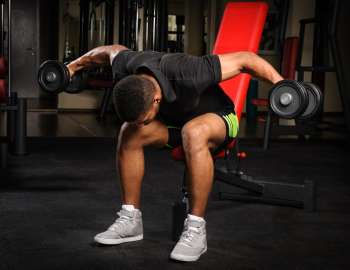 reverse fly adalah latihan yang ditujukan untuk menguatkan otot-otot di bagian belakang bahu