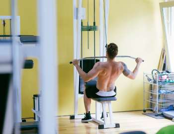 lat pull-down menguatkan dan memperluas otot punggung