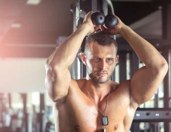 overhead tricep extension efektif untuk memperkuat dan membentuk otot trisep