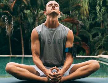 butterfly pose membantu dalam meningkatkan fleksibilitas panggul