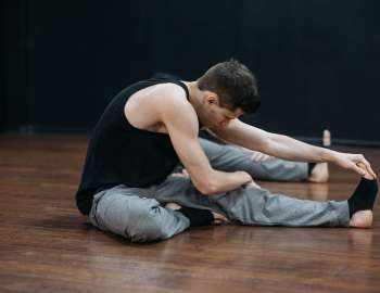 peregangan hamstring untuk menjaga fleksibilitas dan memperbaiki postur