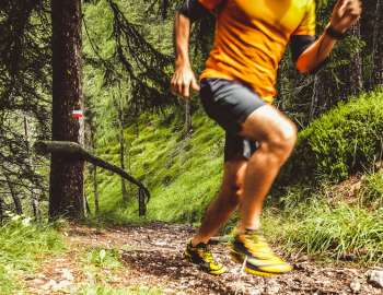 trail running adalah bentuk olahraga lari yang dilakukan di luar jalur aspal