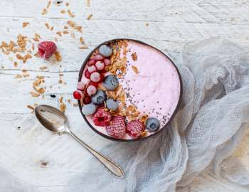 smoothie protein berry adalah makanan yang lezat dan menyegarkan