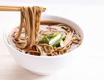 bowl soba dan jamur merupakan menu makan siang yang bagus untuk mendukung kesehatan