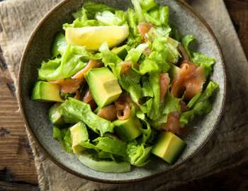 salad sayur dengan dressing alpukat adalah makanan kaya akan serat, lemak sehat serta vitamin dan meneral