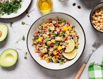 quinoa yang dicampur dengan brokoli dan daging ayam memberikan energi berkelanjutan