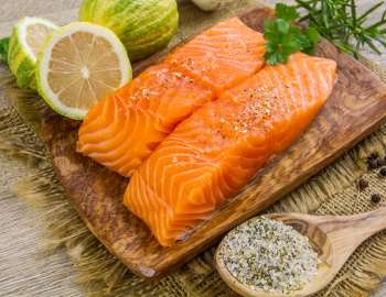 salmon memberikan protein berkualitas tinggi seperti omega 3