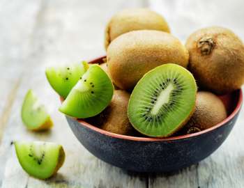 kiwi memiliki sekitar 15 gram karbohidrat per 100 gram kiwi