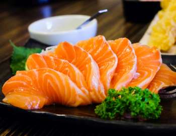 ikan salmon mengandung omega 3 yang mendukung kesehatan jantung