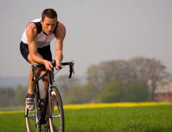 bersepeda bisa membakar 400 hingga 1000 kalori per jam