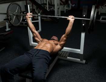 bench press membangun otot dada, triceps dan bahu