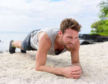 plank memperbaiki postur dan keseimbangan tubuh
