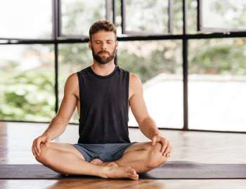 yoga berfokus pada keseimbangan dan peregangan
