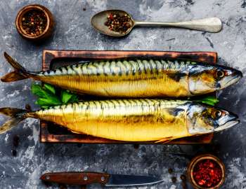 Ikan kembung menawarkan sekitar 19 gram protein per 100 gram, menjadikannya sumber protein yang sangat baik.