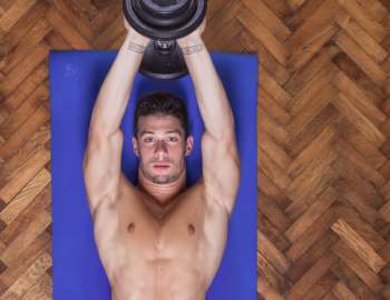 Pullover dumbbell adalah latihan yang efektif untuk memperluas otot dada