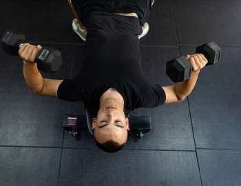 Single arm dumbbell bench press adalah variasi dari bench press tradisional 