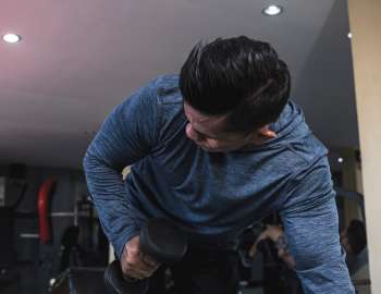 Tricep kickback adalah latihan dumbbell untuk lengan yang fantastis