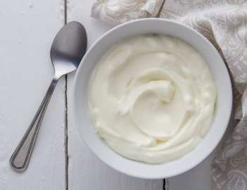 makanan tinggi protein rendah lemak adalah yogurt yunani (greek yogurt)