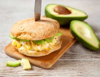 menu sarapan pagi simple di hari jumat dengan sandwich telur dan alpukat