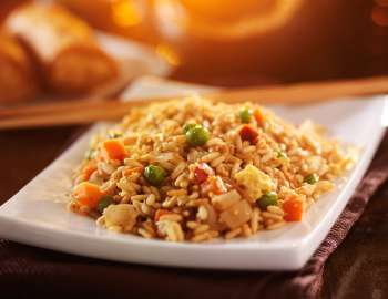 nasi goreng sayuran bisa menjadi menu sarapan pagi simple yang sempurna